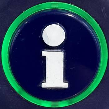 Das Foto zeigt einen beleuchteten Knopf mit dem Buchstaben "i", der für "Information" steht.