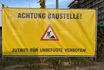 Das Foto zeigt einen Absperrschild einer Baustelle mit der Aufschrift "Achtung Baustelle!"