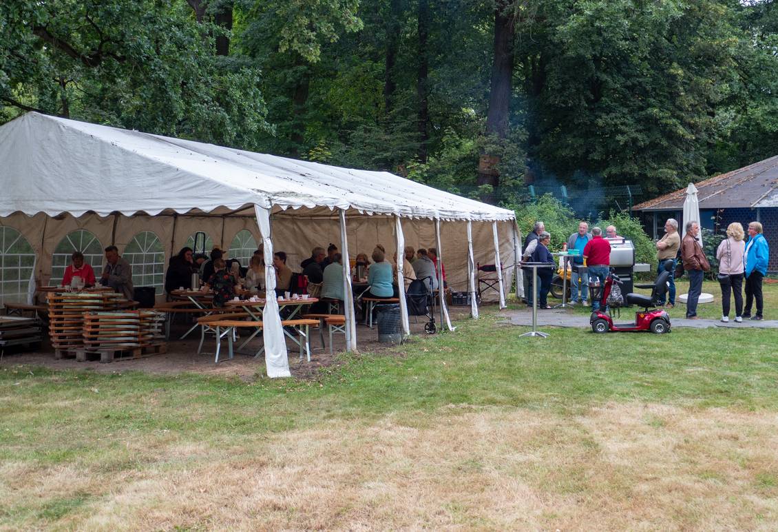 Das Foto zeigt mehrere Personen auf der Wiese im Tierpark.
