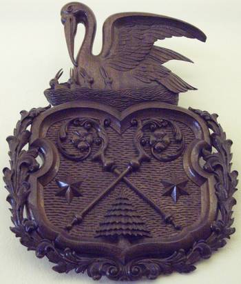 Das Foto zeigt das Wappen der Stadt Luckenwalde als Holzrelief.