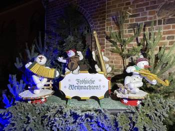 Das Foto zeigt Figuren des Märchenweihnachtsmarktes in Luckenwalde.