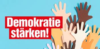 Die Grafik zeigt mehrere Hände verschiedener Hautfarben und azu den Schriftzug "Demokratie stärken!".