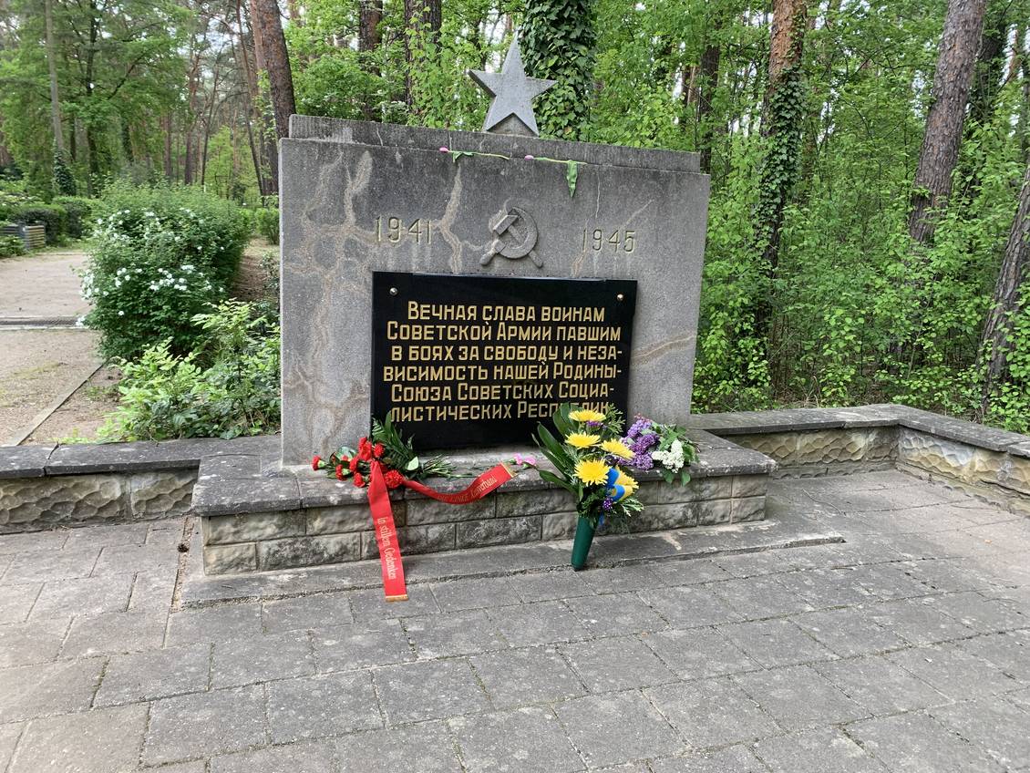 Das Foto zeigt das Mahnmal am sowjetischen Gräberfeld auf dem Luckenwalder Waldfriedhof.