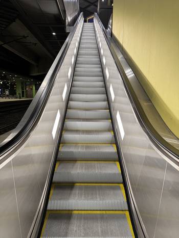 Das Foto zeigt eine nach oben fahrende Rolltreppe.