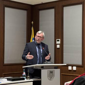Das Foto zeigt den neuen Luckenwalder Bürgermeister am Rednerpult im Sitzungssaal des Luckenwalder Rathauses.