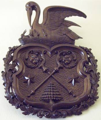 Das Foto zeigt das Wappen der Stadt Luckenwalde als Holzrelief.