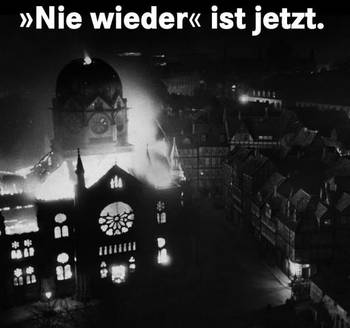 Das Foto ist eine schwarz-weiß Aufnahme einer brennenden Synagoge, dazu steht "In Erinnerung an die Novemberpogrome von 1938: "Nie wieder" ist jetzt.".