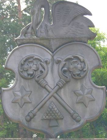 Das Foto zeigt das Wappen der Stadt Luckenwalde auf einer Steinsäule, die an allen Ortseingangsstraßen der Stadt stehen.